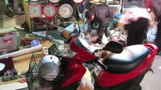 爺載4歲童暴衝　夜市鐘錶攤毀碎一地