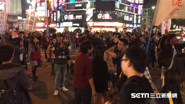 勞團不肯散！癱瘓西門町、忠孝橋