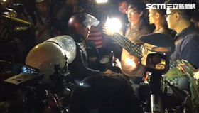 勞基法修惡大遊行解散後，部分民眾跑到忠孝橋阻擋機車通行，記者張之謙攝影