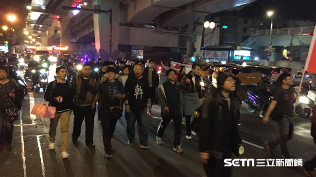 跑給警察追！反勞基法遊行改打游擊戰
