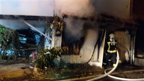 暗夜惡火 夫妻命喪火窟燒成焦屍又是暗夜惡火，夫妻命喪火窟。桃園市復興區一間民宅24日凌晨發生大火，警消獲報前往搶救，半小時左右控制撲滅火勢，但屋主王姓夫妻已成焦屍，起火原因待查。（照片桃園消防局提供）中央社記者吳睿騏傳真 106年12月24日