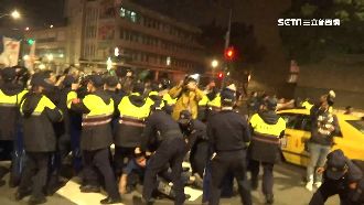 勞團遊行聚集北車！遭警人牆阻擋驅離