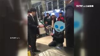 帶波波球搭高鐵被攔　男跪地擋出入口