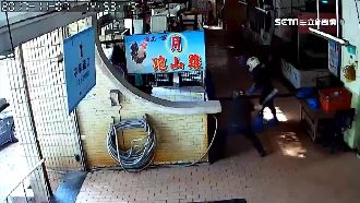 兩蒙面惡煞手持球棒　怒砸市場土雞攤