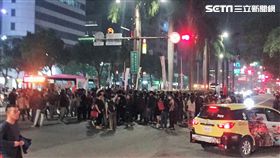 勞工團體上街遊行抗議，台北市警局將依相關事證從嚴究辦，另外，警員欲將李女帶上車時，對方竟開始脫衣，警員只好用保護管束衣包住，再將她帶上警備車載離現場（翻攝畫面）