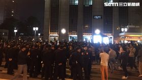 勞工團體上街遊行抗議，台北市警局將依相關事證從嚴究辦，另外，警員欲將李女帶上車時，對方竟開始脫衣，警員只好用保護管束衣包住，再將她帶上警備車載離現場（翻攝畫面）