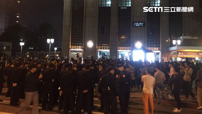 勞團抗議激烈衝突　23警遭推擠受傷