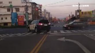 警車闖紅燈再倒退　民眾虧：都看到啦