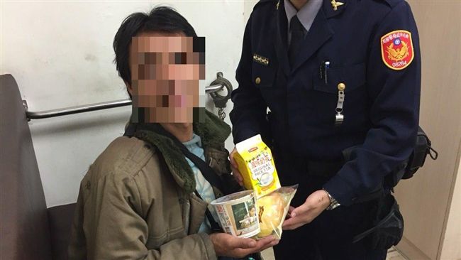 街友偷羊奶遭逮　警自掏腰包贈食援助
