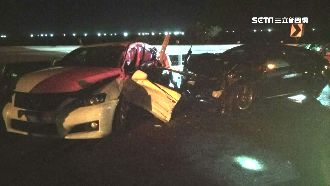 轎車搶快跨雙黃線　變5車連撞釀3傷