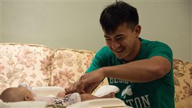 林子偉為女兒換尿布。（圖／翻攝自林子偉粉絲團）