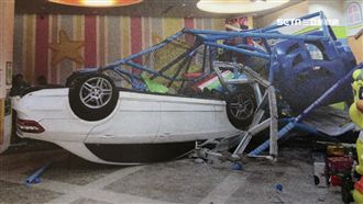 霧霾的錯？轎車撞安全島衝幼兒園翻覆