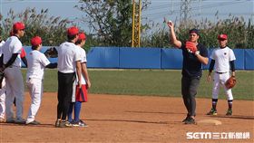 張育成指導選手內野守備。（圖／記者王怡翔攝）