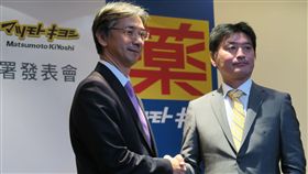 日本最大藥妝松本清進駐 與台隆簽合資合意書台隆企業董事長黃教漳（左）13日與日本藥妝品牌松本清（Matsumoto Kiyoshi）社長松本清雄（右），簽署合資合意書，宣布雙方將攜手合作進軍台灣藥妝通路市場。中央社記者陳政偉攝  106年10月13日