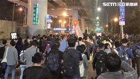 勞工團體上街遊行抗議，台北市警局將依相關事證從嚴究辦，另外，警員欲將李女帶上車時，對方竟開始脫衣，警員只好用保護管束衣包住，再將她帶上警備車載離現場（翻攝畫面）