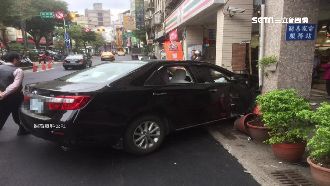 轎車暴衝撞進超商　無辜老外被撞骨折
