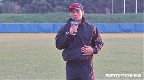 王勝偉擔任棒球營講師。（圖／記者王怡翔攝）