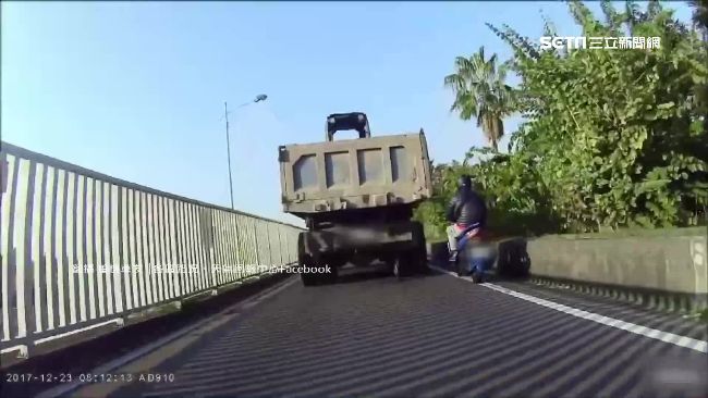 小騎士鑽大卡車縫想超車　自摔險遭輾