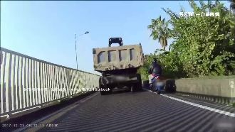 小騎士鑽大卡車縫想超車　自摔險遭輾