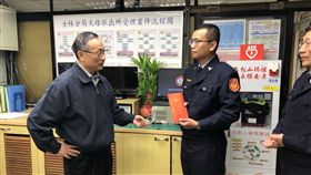 警政署長陳家欽探視慰問員警。（圖／翻攝畫面）