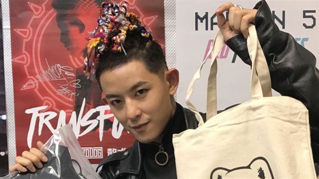 敖犬陪妳過耶誕　萌犬LOGO揹肩上