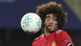 ▲arouane Fellaini遭球「打臉」。（圖／美聯社／達志影像）