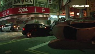 2車巷口相撞　轎車翻一圈立路中央