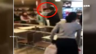 還沒吃完盤被清空　男暴走大鬧美食街