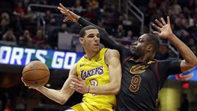 ▲湖人新星「球哥」Lonzo Ball（左）。（圖／美聯社／達志影像）