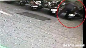 黃女騎車趕上班打卡，將手機放在前置物箱忘了拿走，後來手機被梁姓拾荒老翁偷走，黃女遂前往派出所報案，警方循線逮獲梁翁，黃女希望他多讀聖經，警方訊後依竊盜罪送辦（翻攝畫面）