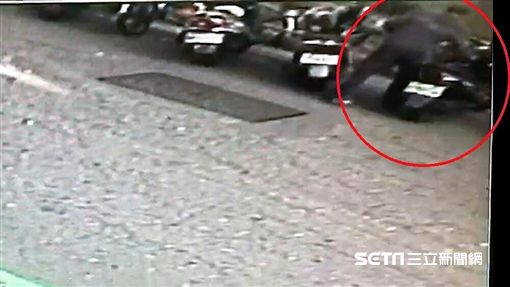 黃女騎車趕上班打卡,將手機放在前置物箱忘了拿走,後來手機被梁姓拾荒老翁偷走,黃女遂前往派出所報案,警方循線逮獲梁翁,黃女希望他多讀聖經,警方訊後依竊盜罪送辦(翻攝畫面)