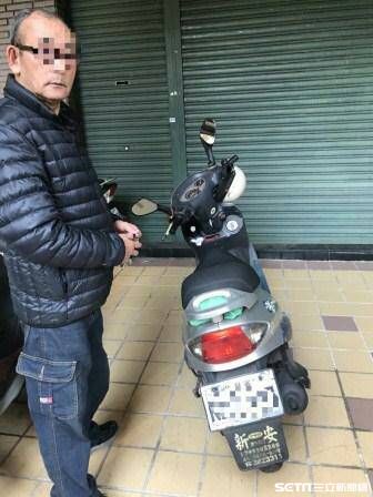 黃女騎車趕上班打卡,將手機放在前置物箱忘了拿走,後來手機被梁姓拾荒老翁偷走,黃女遂前往派出所報案,警方循線逮獲梁翁,黃女希望他多讀聖經,警方訊後依竊盜罪送辦(翻攝畫面)