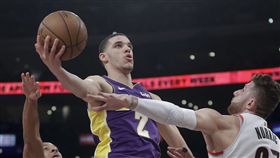 ▲湖人新星「球哥」Lonzo Ball（中）。（圖／美聯社／達志影像）