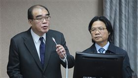 勞團遊行超時處置  警政署回應立委勞工團體23日發起反對勞基法再修法遊行，但深夜仍有群眾不願離開，遭警方拖上警備車被載到多處丟包，警政署副署長邱豐光（左）25日在立法院表示，當天有約64名民眾被警方載到多處下車、請回。內政部長葉俊榮（右）表示，尊重地方首長的決定，警方那天執行勤務很辛苦，他非常肯定。中央社記者徐肇昌攝  106年12月25日