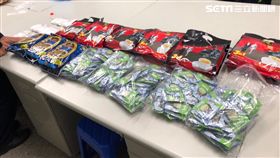 翁男許搭計程車至林森北路時，原本要下車卻發現警員，翁男又關上車門，要求司機將他載到附近停車場，警員尾隨伺機上前盤查身分，並在翁男行李箱查獲大批毒品，懷疑他將計程車當作「行動毒品站」（翻攝畫面）