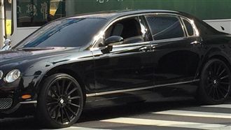 千萬賓利對上公車　網友大喊哭哭惹！