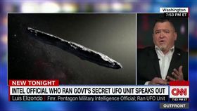 ▲路易斯（Luis Elizondo），在CNN的專訪中坦承有外星人。（圖／翻攝自Youtube）