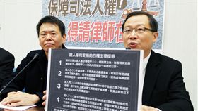 藍委提修法  證人作證可請律師國民黨立委吳志揚（右起）、林為洲22日於黨團記者會，指出司法實務上，檢調常把證人當被告，恐導致檢察官以不當方式訊問證人，他將提案修法讓證人得請律師在場。中央社記者施宗暉攝  106年12月22日