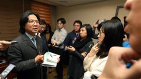 協商破局　葉俊榮對外說明婦聯會案後續內政部長葉俊榮（左）22日召開記者會宣布，婦聯會回覆決定不簽定行政契約，由於協商破局，婦聯會主委辜嚴倬雲、副主委葉金鳳確定下台，葉俊榮下午親自對外說明。中央社記者郭日曉攝  106年12月22日