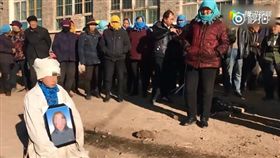 中國大陸,山西,葬禮,孤兒跪地磕頭向村民道謝（圖／翻攝自秒拍）