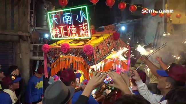 深夜後禁放鞭炮　陣頭改點「仙女棒」
