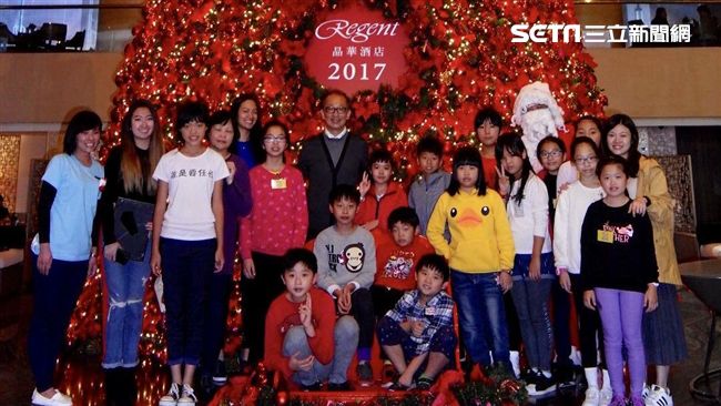 跨國聖誕公益　捷絲旅邀偶像談辛酸史