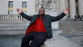 美國紐約一名男子安利魯德（Tokunbo Onilude）與女友約會時，穿的帽T剛好和當時的搶劫犯相似，安利魯德因此被警方逮捕、關在牢中15天。安利魯德相當無奈，在獄中勤讀法律捍衛自己權益，最後成功洗刷「搶劫殺人犯」冤屈，也免除25年有期徒刑。（圖／翻攝自紐約每日新聞）