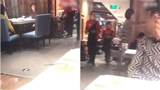 奧客嫌倒水慢！大鬧海底撈逼店員喝水