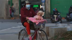 台北空氣髒（1）全台空氣品質受境外污染物影響，一早就不佳。環保署表示，26日境外空污影響減緩，未來3天中部以北空氣品質為普通至橘色等級，雲林以南仍為紅色等級。中央社記者吳家昇攝　106年12月25日