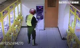 離譜！新北市中和區19日凌晨發生一起娃娃機器竊案，一名身著黑色加螢光綠雨衣男子，頭戴全罩式安全帽，在進入娃娃機店後，趁著四下無人之際，持改造的BB槍對著娃娃機玻璃開槍，當場2台娃娃機玻璃應聲破裂，雨衣男搜刮娃娃機內的藍芽喇叭後逃逸。