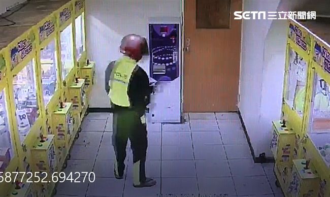 夾不到森77？雨衣男竟朝娃娃機開槍