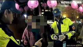 林男與友人外出時瞥見警車，兩人躲進土地公廟內，警方下車進行盤查，並持手電筒查看環境，地上擺著毒品殘渣吸管及1包安非他命，全案訊後依毒品罪送辦（翻攝畫面）