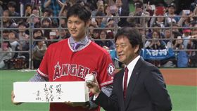 監督栗山英樹送上禮物祝福大谷翔平。（圖／翻攝自太平洋聯盟TV）
