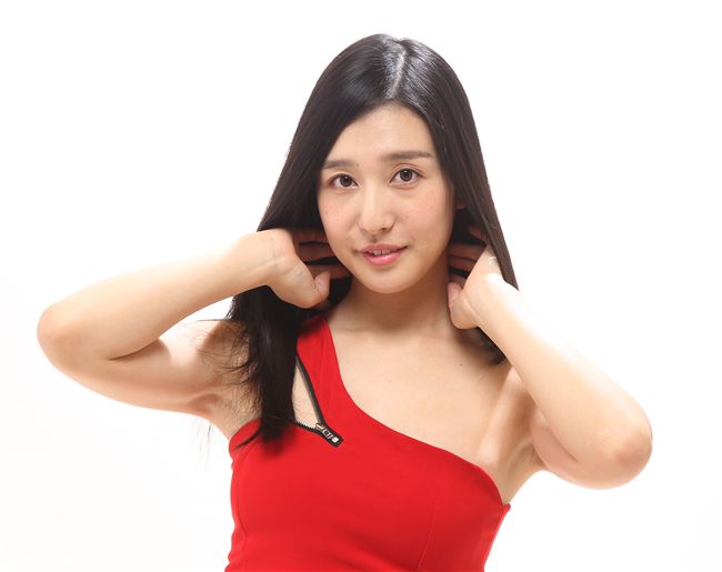 日本性感女優古川伊織接受三立新聞網專訪，以俐落洋裝展現S曲線好身材。（記者邱榮吉/攝影）